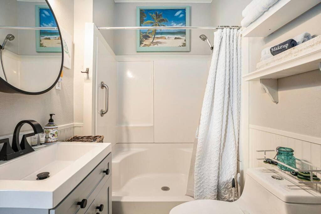 Beachy Bungalow! 2Bd, King Bed Galveston Kültér fotó