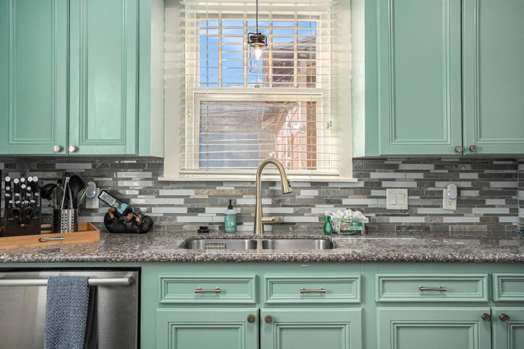 Beachy Bungalow! 2Bd, King Bed Galveston Kültér fotó