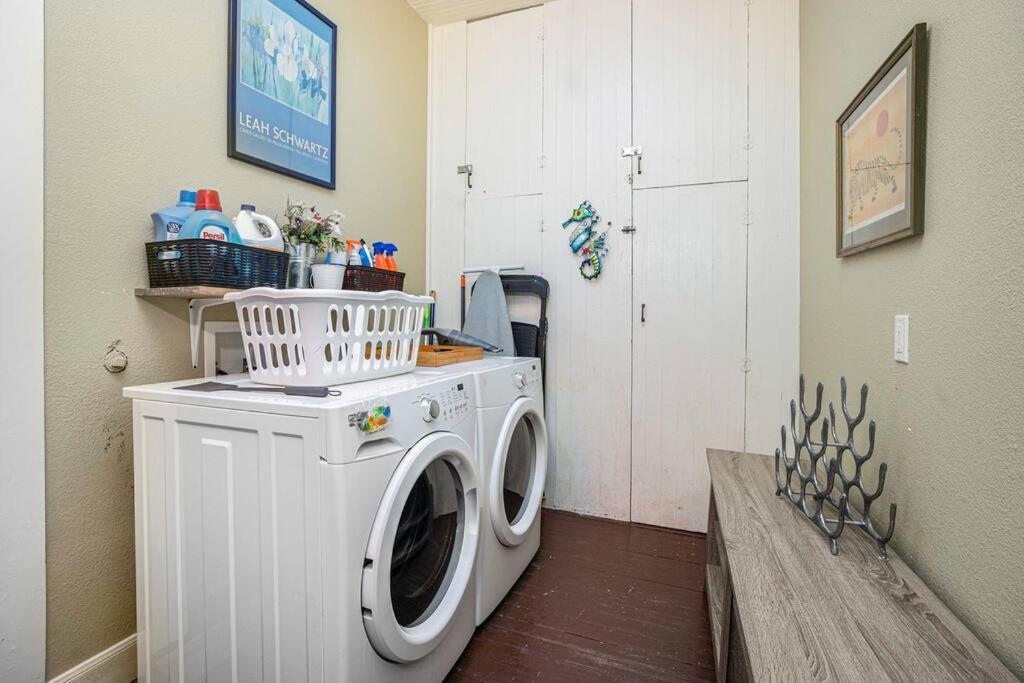 Beachy Bungalow! 2Bd, King Bed Galveston Kültér fotó
