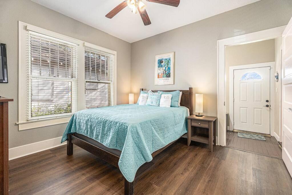 Beachy Bungalow! 2Bd, King Bed Galveston Kültér fotó
