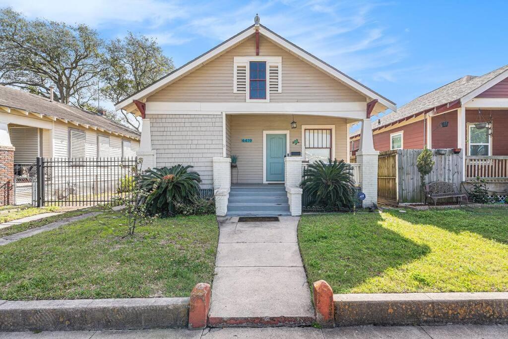 Beachy Bungalow! 2Bd, King Bed Galveston Kültér fotó