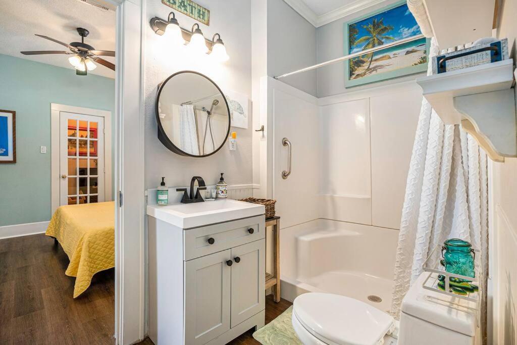 Beachy Bungalow! 2Bd, King Bed Galveston Kültér fotó