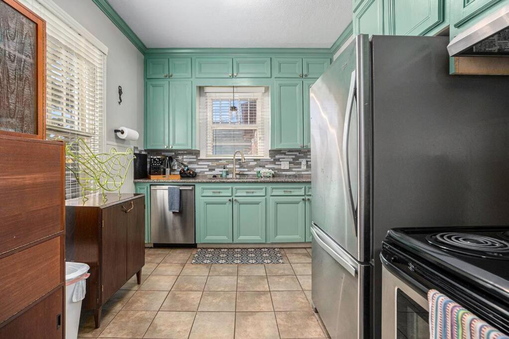 Beachy Bungalow! 2Bd, King Bed Galveston Kültér fotó