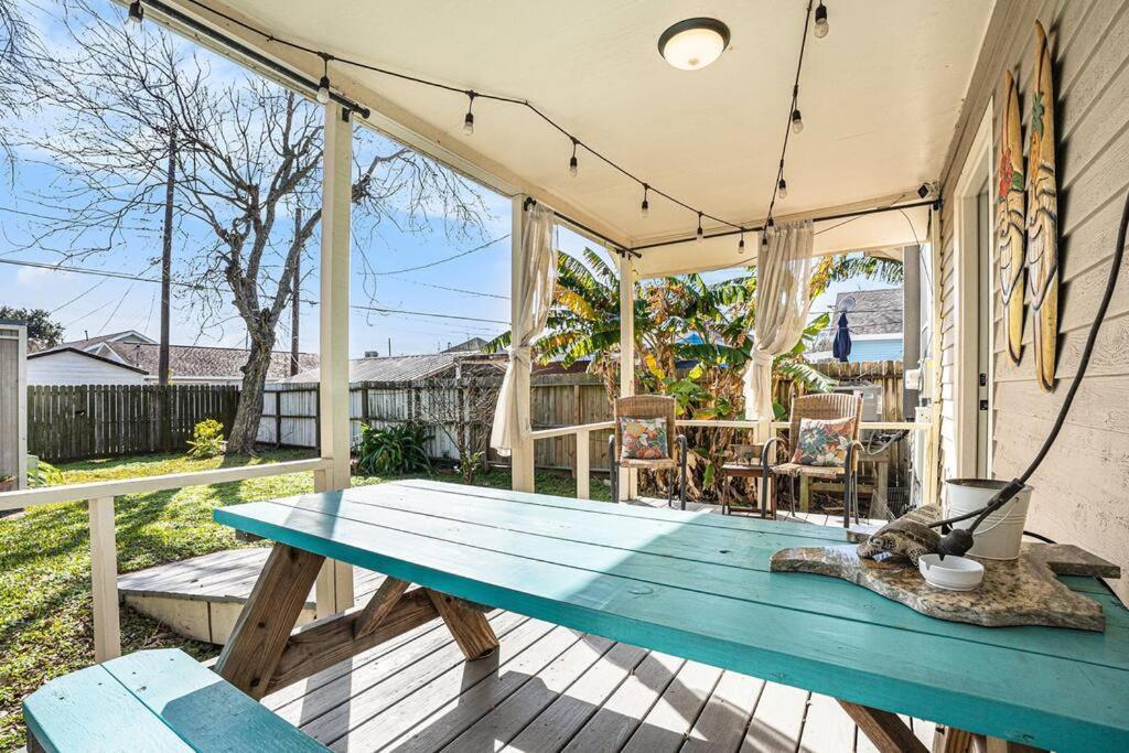 Beachy Bungalow! 2Bd, King Bed Galveston Kültér fotó
